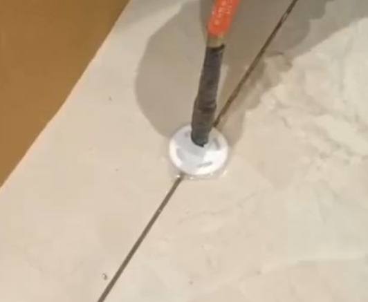 亳州瓷砖空鼓维修公司专业解答瓷砖在铺贴过程中，如果没有涂抹均匀到位的粘结材料（如水泥砂浆或瓷砖胶），可能会导致以下问题